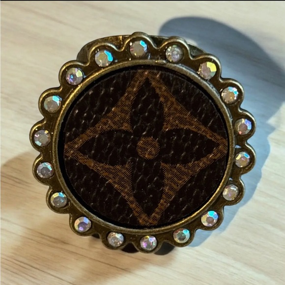 Round Rhinestone Ring - Picture 3 of 4